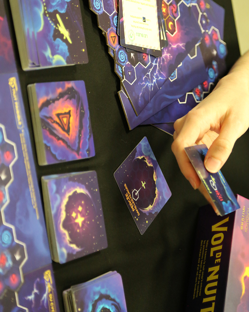 Étudiants jouant au jeu de plateau Vol de nuit inspiré de Saint-Exupéry