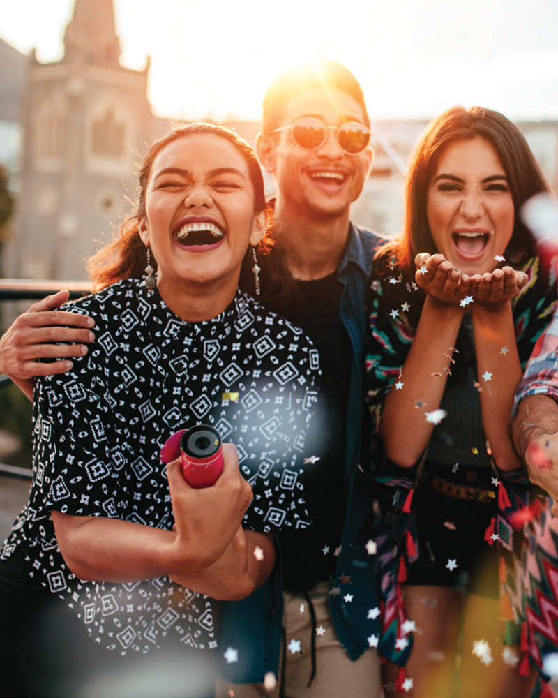 Étudiants d'e-artsup souriants au soleil