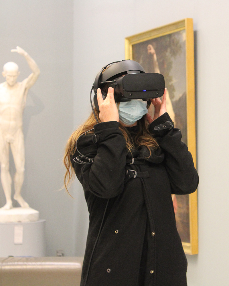 Étudiante d'e-artsup faisant découvrir la VR au Musée Fabre