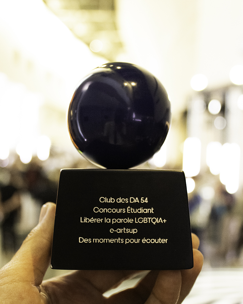 Trophée noir posé sur un support avec plaque gravée, récompense de concours Le Club des Directeurs Artistiques 2023