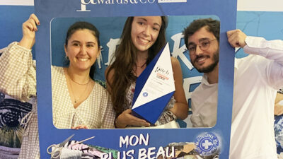 élèves souriants tenant le prix des mlle pitch awards