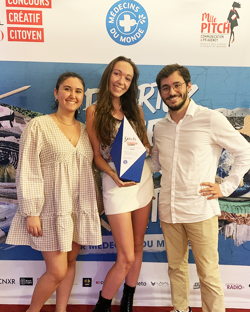 Trois étudiants posant ensemble avec le trophée Grand Prix Digital des Mlle Pitch Awards