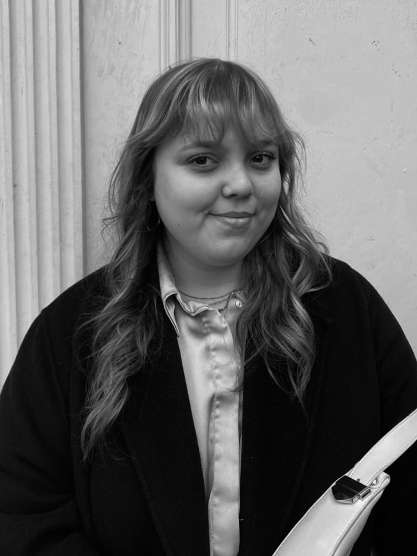 Portrait en noir et blanc d’une étudiante