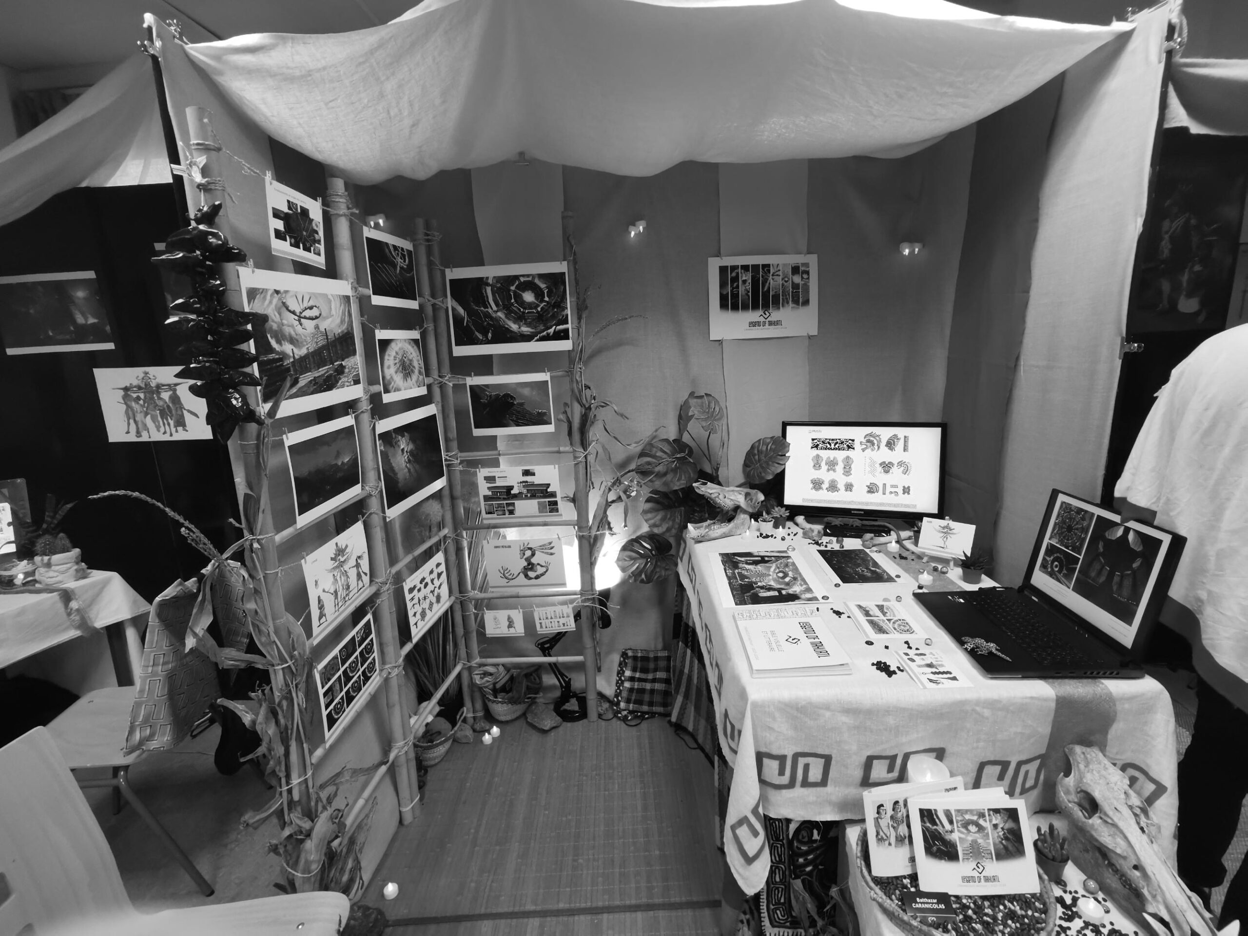 Stand d’exposition avec présentoirs et objets exposés pour un Grand Projet