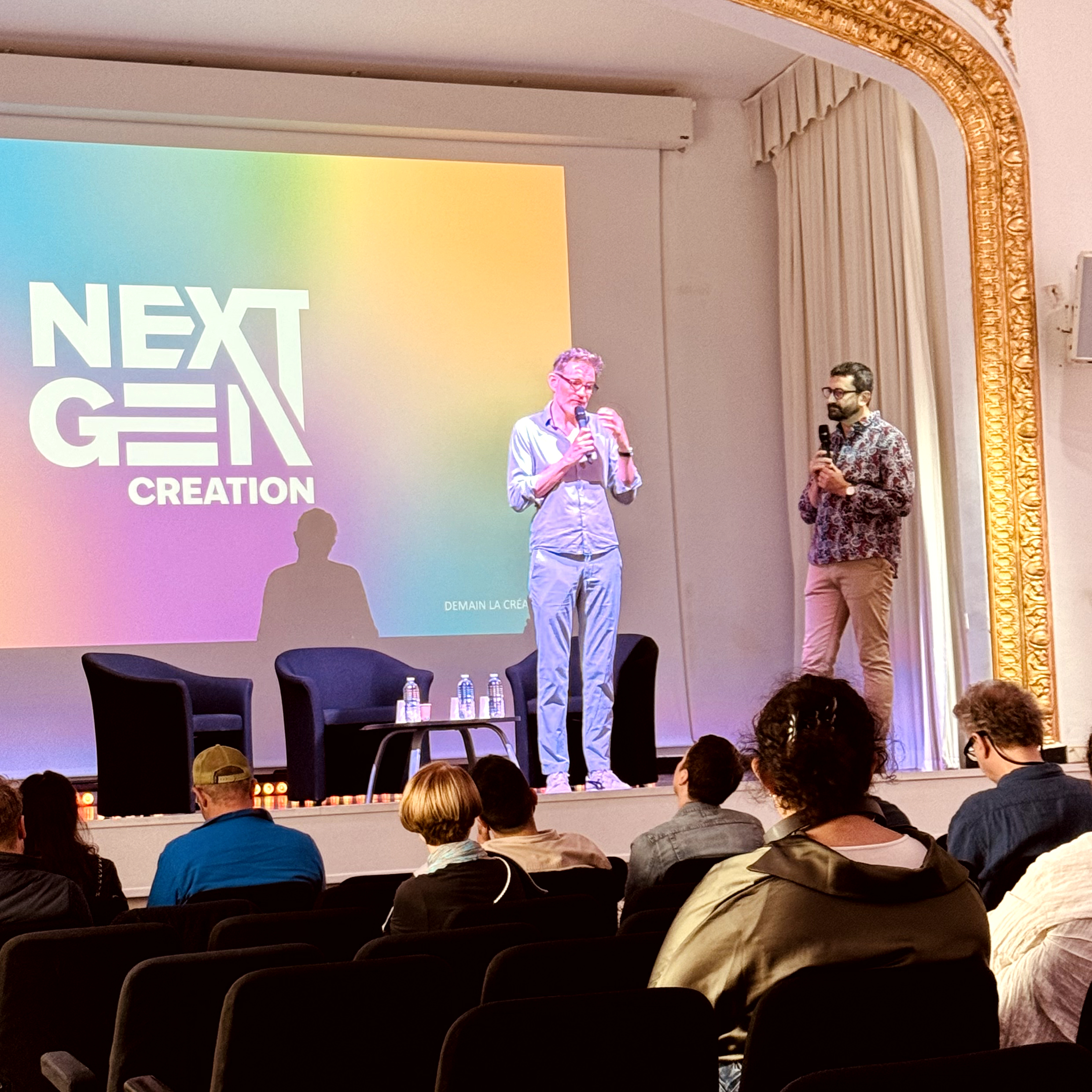 Présentation par Nicolas Becqueret sur scène devant un public lors de l'évènement Next Gen Création