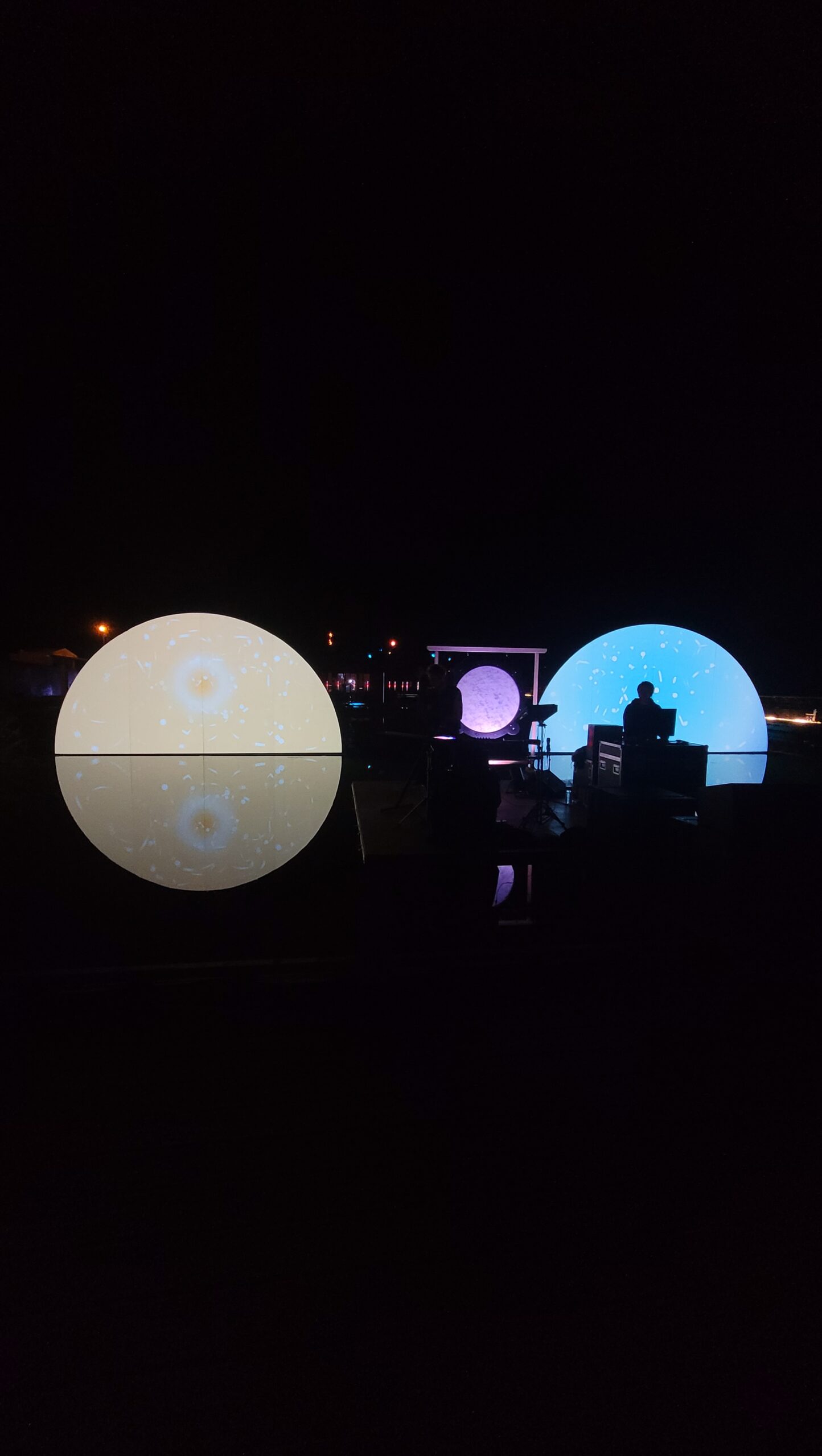 Image de La Nuit des Bassins, avec deux sphères lumineuses sur fond noir