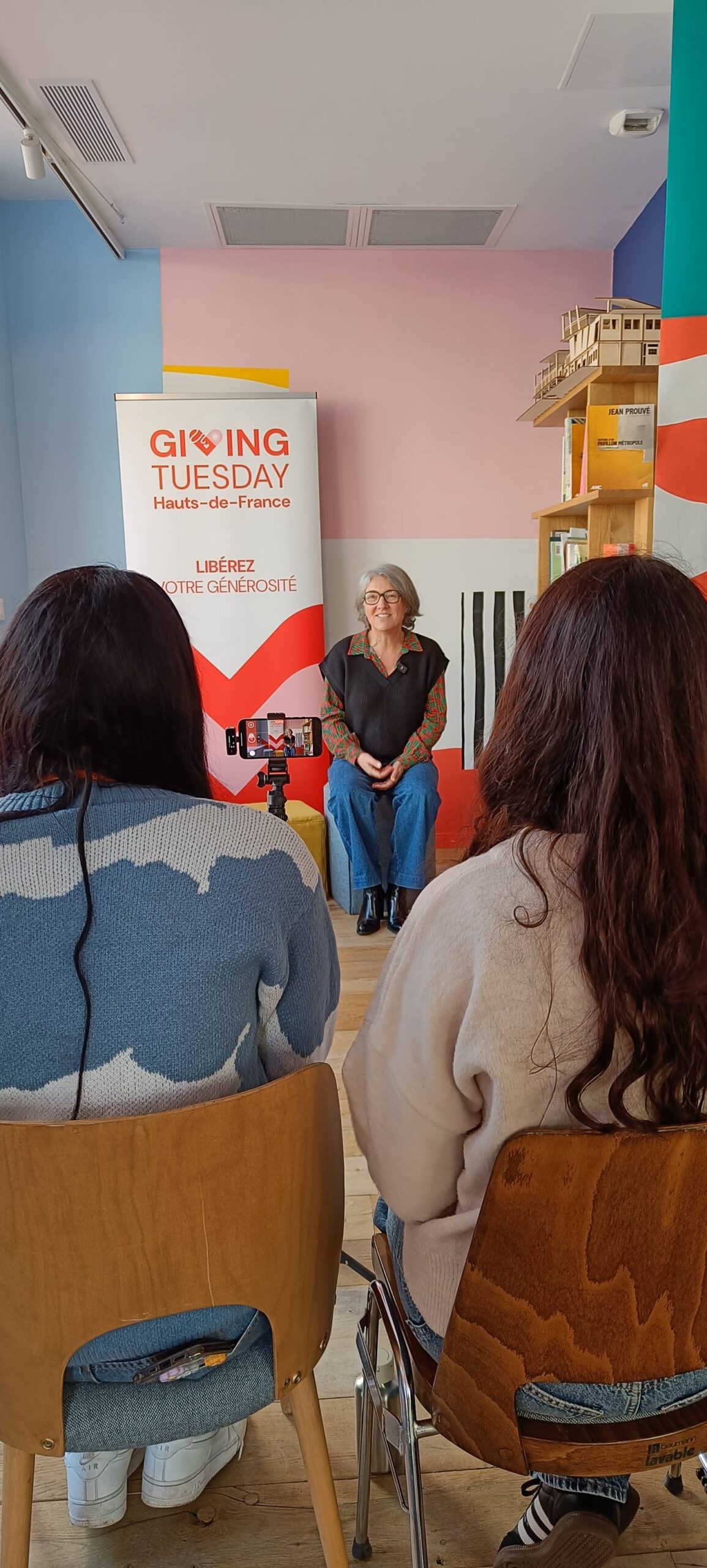 échange filmé dans un espace événementiel, avec caméra et éclairage pour Giving Tuesday