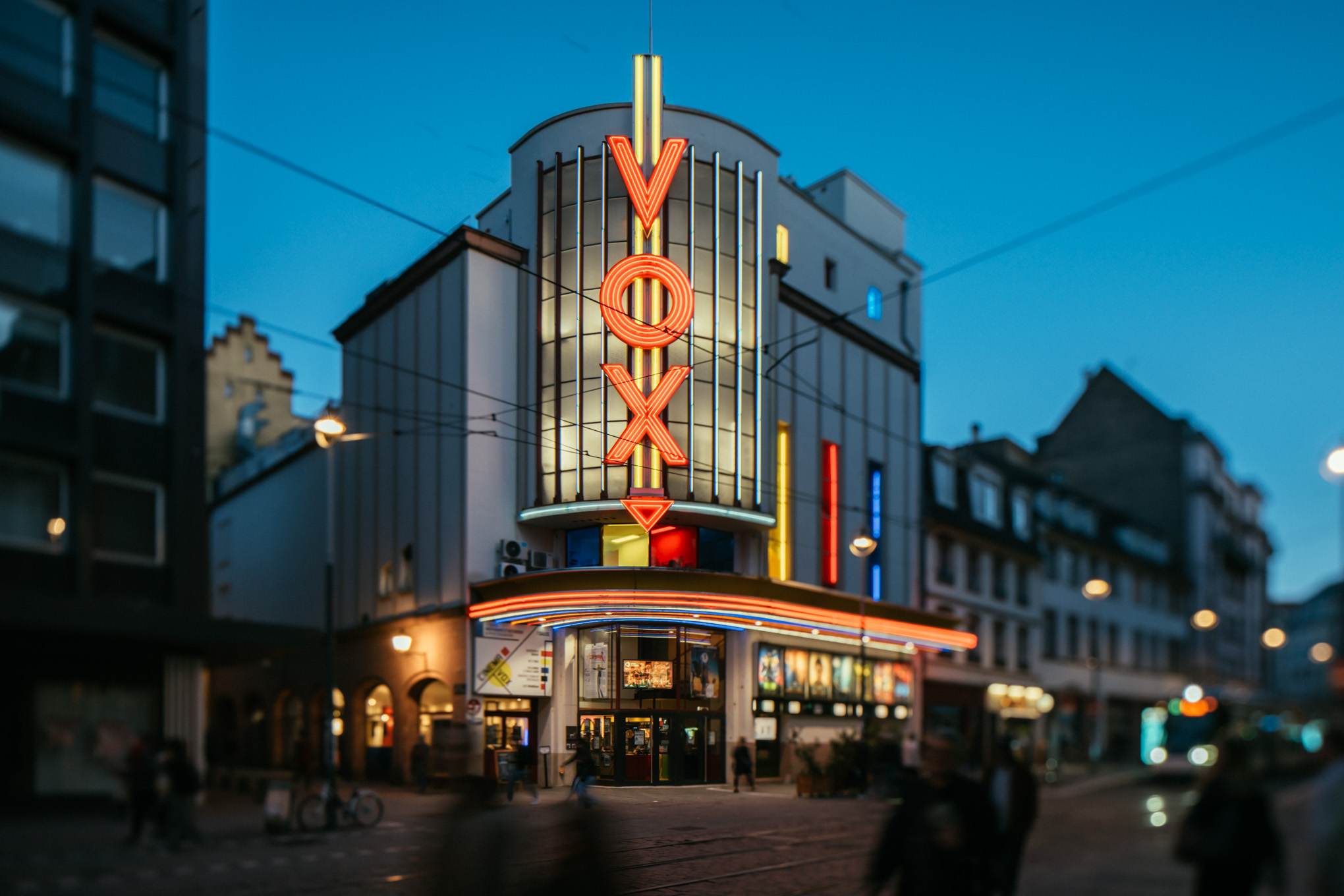 Façade du cinéma VOX avec enseigne lumineuse, vue de nuit