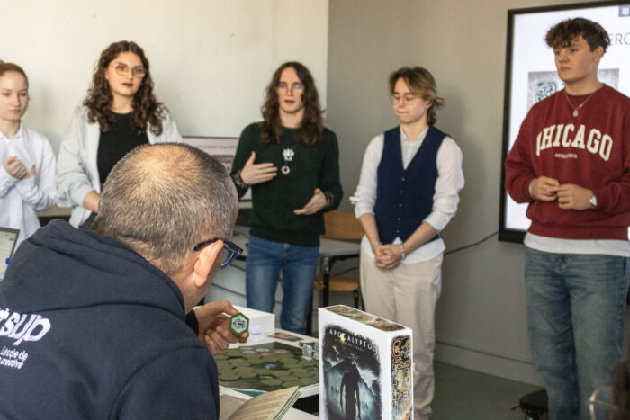 Article : Un workshop immersif : la création de jeux de plateau inspirés des classiques cinématographiques