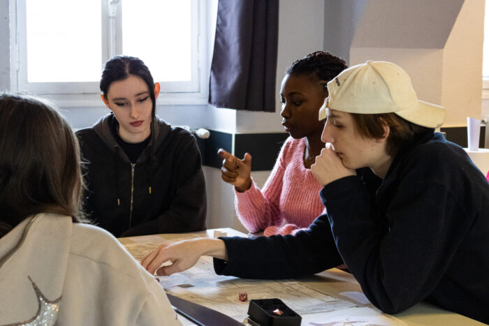 Article : Un workshop immersif : la création de jeux de plateau inspirés des classiques cinématographiques