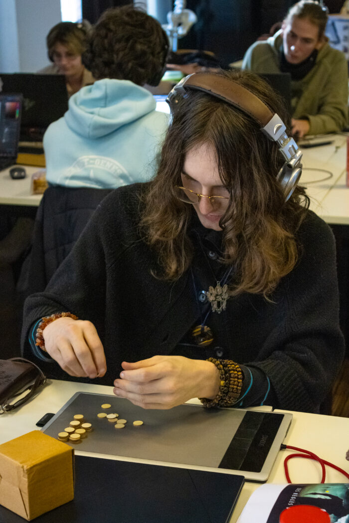 Article : Un workshop immersif : la création de jeux de plateau inspirés des classiques cinématographiques