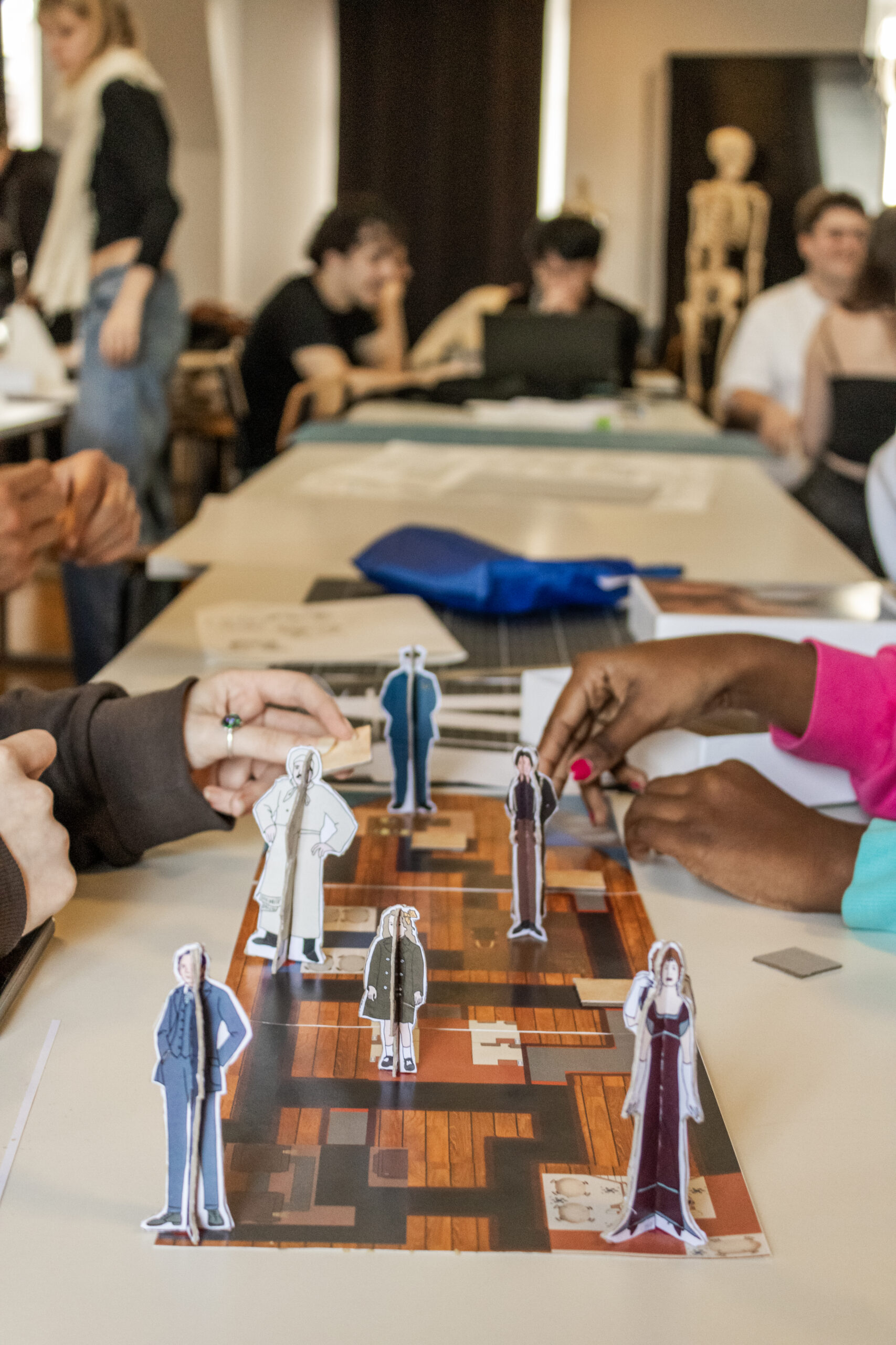 Personnes travaillant ensemble autour d’une maquette de jeu de société