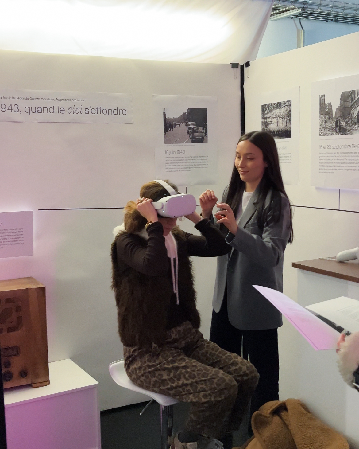 Personne qui teste un casque de réalité virtuelle
