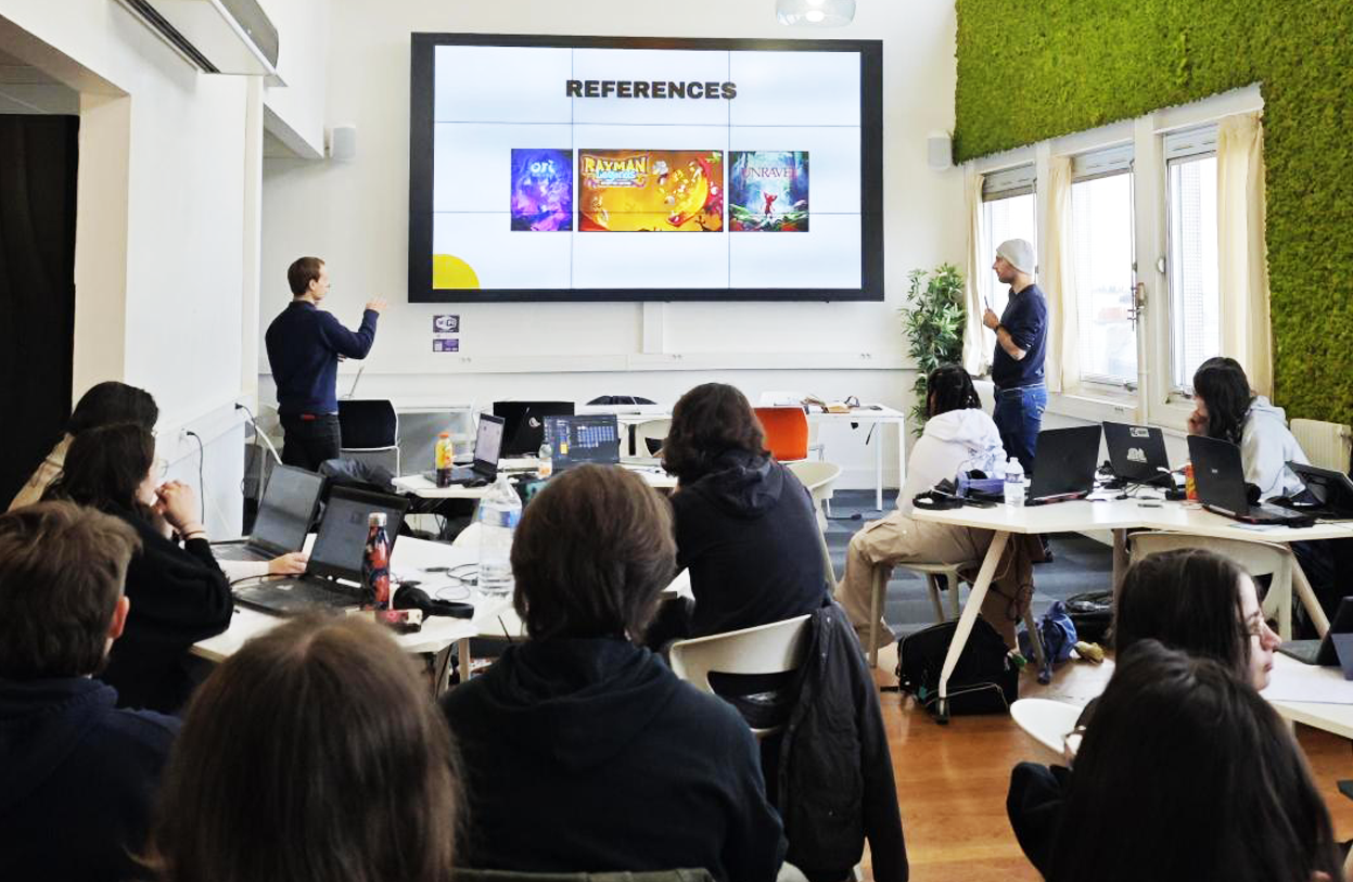 Présentation avec public face à un écran, dans un espace d’école