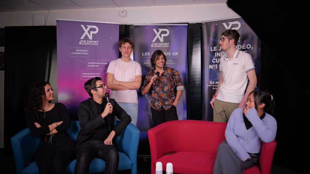 Étudiant préparant un événement digital en live dans le cadre du mastère "Communication événementielle & streaming" 