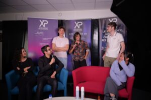 Étudiant préparant un événement digital en live dans le cadre du mastère "Communication événementielle & streaming" 
