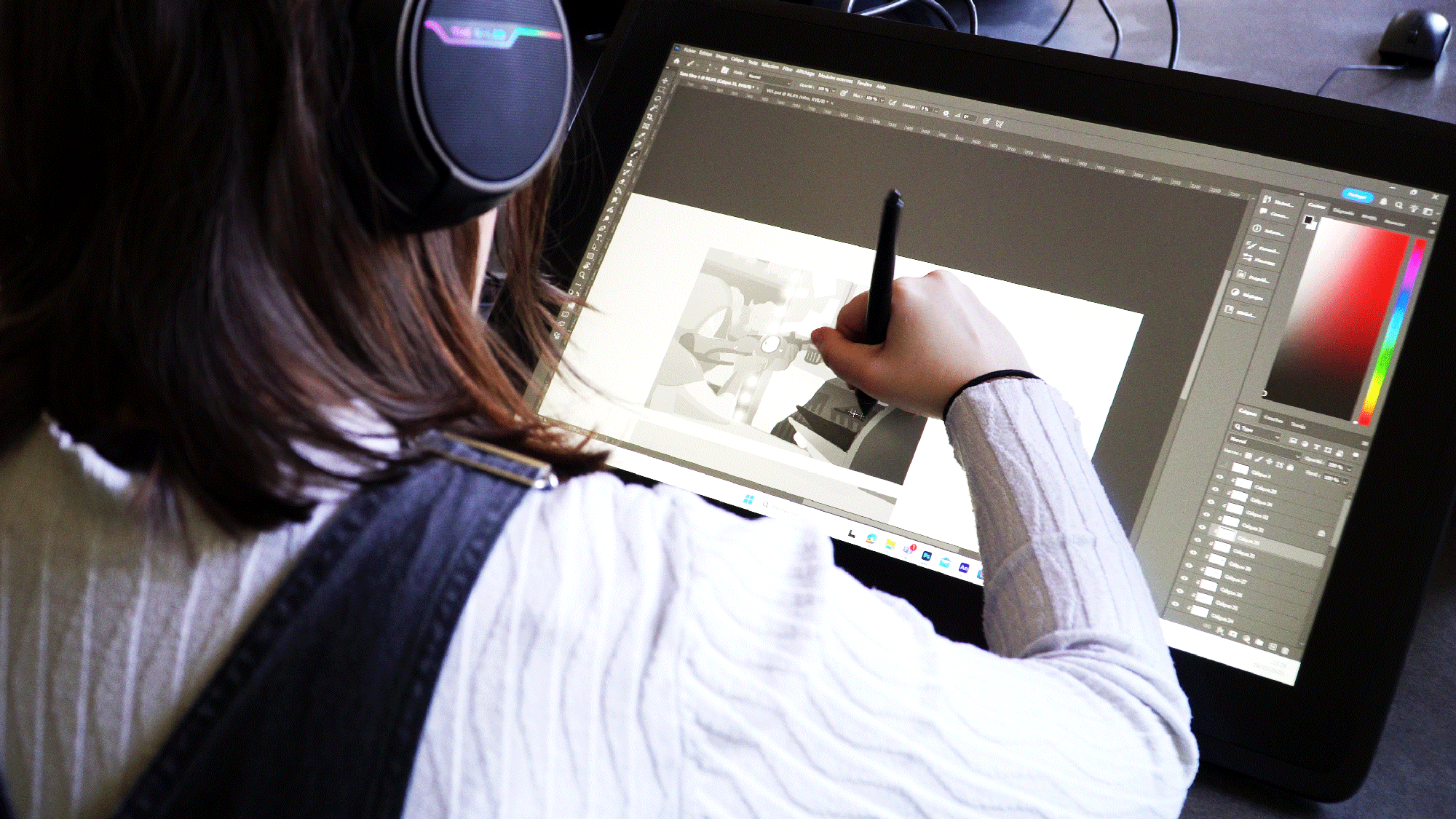 Personne dessinant sur une tablette graphique chez Ankama