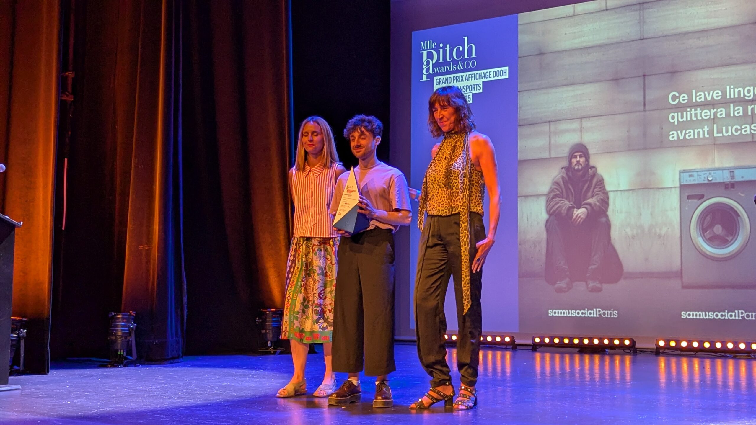 Trois personnes sur scène lors de la remise de prix Mlle Pitch Awards