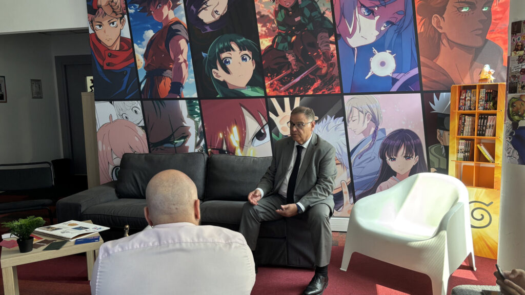 Pierre-Paul Leonelli (Vice-Président de la Métropole) avec les étudiants d'e-artsup Nice, en visite sur le campus Niçois