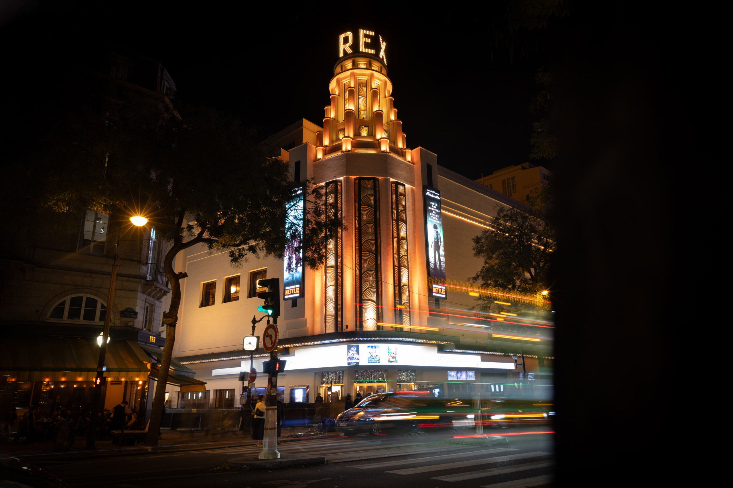 Façade illuminée du cinéma Le Grand rex