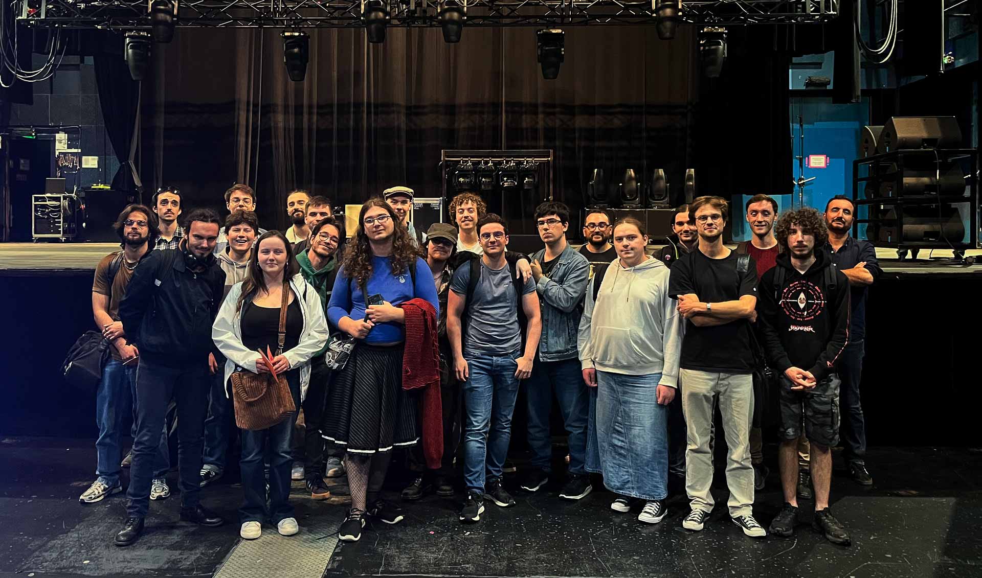 Groupe de personnes posant ensemble devant une scène