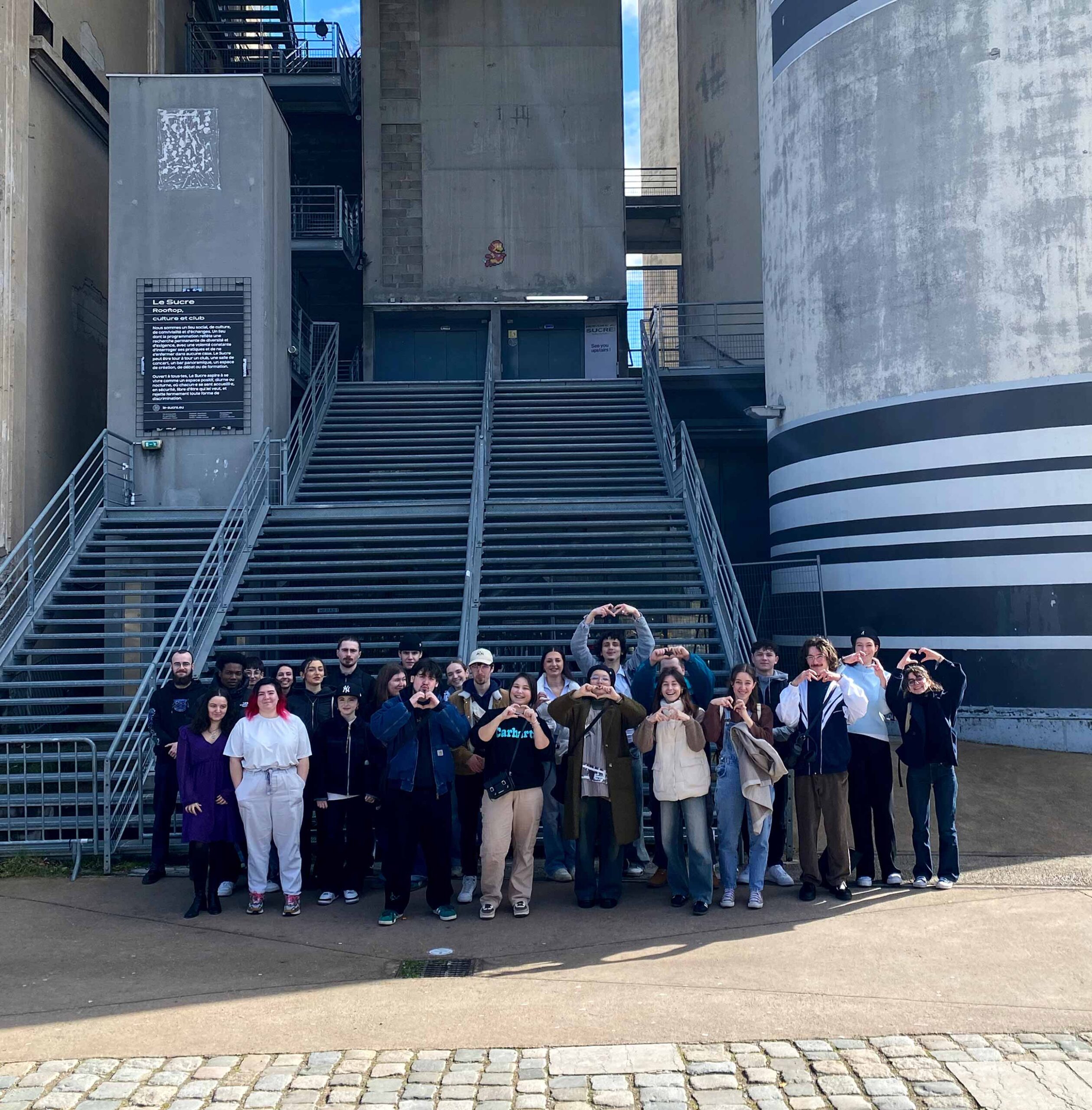 Groupe d'étudiants réuni devant l’entrée de Le Sucre à Lyon