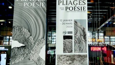 Bannières suspendues dans un espace culturel présentant une exposition dédiée aux sculptures textiles de Simone Pheulpin, projet étudiant de communication culturelle et design d’exposition.