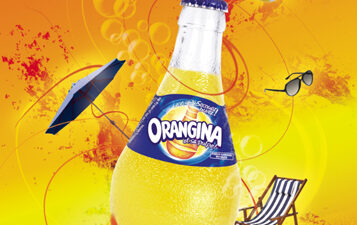 Affiche publicitaire pour Orangina présentant une bouteille entourée d’éléments estivaux et colorés, création réalisée dans le cadre d’un projet étudiant en publicité et direction artistique.