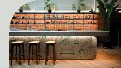 Comptoir de bar au sein d’un hôtel contemporain, décoré d’illustrations graphiques minimalistes et de végétation intérieure, projet étudiant de design d’espace, architecture intérieure et identité visuelle hôtelière.