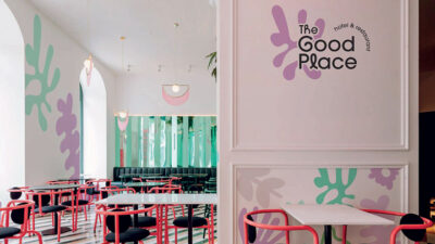 Salle de restaurant aux couleurs pastel avec mobilier graphique et identité visuelle intégrée aux murs, projet étudiant de branding, design d’espace et conception d’univers de marque pour l’hôtellerie-restauration.