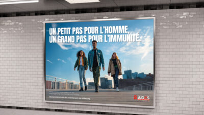 Affiche de prévention installée dans une station de métro, encourageant le dépistage du VIH à travers une campagne de communication sociale conçue par des étudiants en direction artistique.