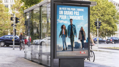 Affiche de sensibilisation au VIH présentée sur un abribus urbain, projet étudiant de communication engagée mêlant photographie, slogan impactant et design publicitaire.