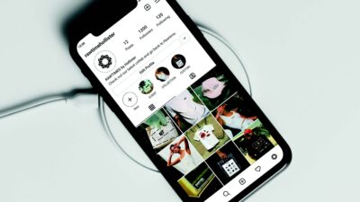 Maquette de profil Instagram présentant l’identité visuelle d’une marque de mode collaborative, avec grille de contenus cohérente et univers graphique contemporain, projet étudiant en communication digitale et social media design.