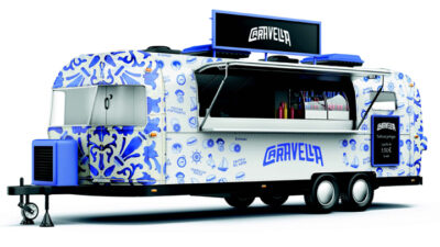 Maquette 3D d’un food truck Caravella habillé d’un univers graphique inspiré du Portugal, mêlant motifs azulejos et typographie contemporaine, projet étudiant de branding, design événementiel et communication culinaire.
