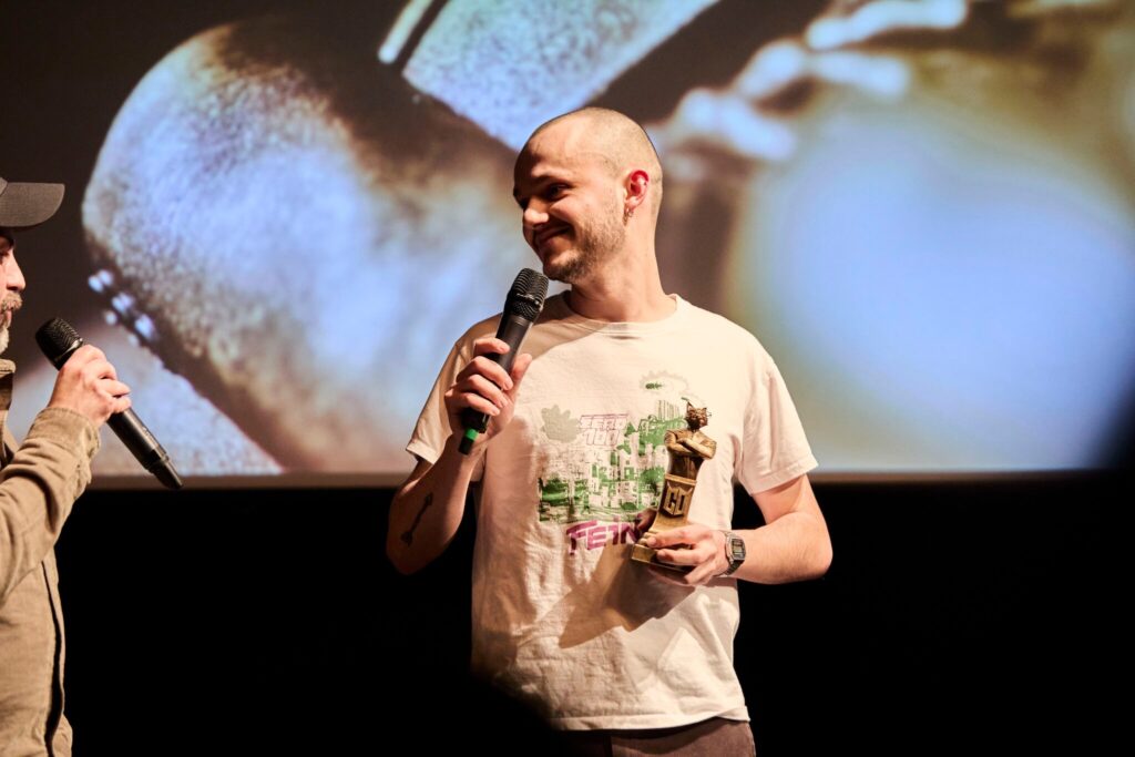 Bastien Coutaud reçoit un prix lors des Chatons d'Or