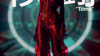 Affiche de mode futuriste montrant une mannequin en combinaison rouge brillante devant un halo lumineux circulaire, accompagnée d’une typographie inspirée des caractères japonais dans une esthétique cyberpunk.