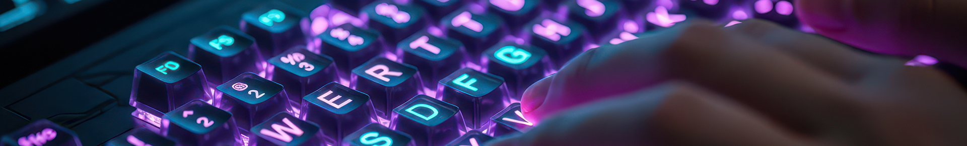 Gros plan sur un clavier mécanique RGB utilisé pour le gaming et les compétitions esport sur PC.