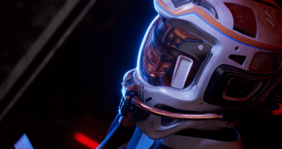 Gros plan sur le casque d’un astronaute dans un univers de science-fiction aux éclairages bleus et rouges, projet d’animation 3D étudiant réalisé à e-artsup.
