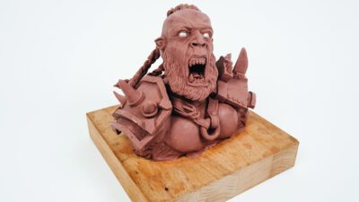 Sculpture d'une tête de créature fantastique