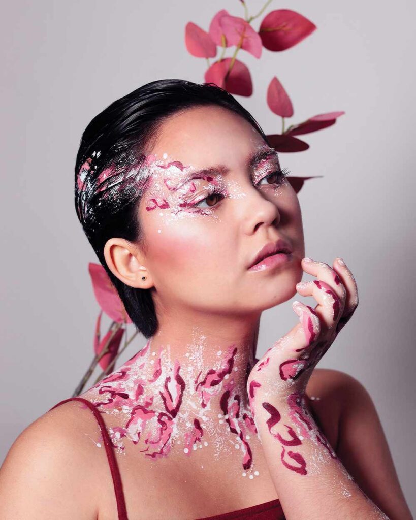 Photographie artistique portrait d'une femme avec du maquillage rose et blanc en forme de pétale de fleur