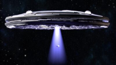 Vaisseau extraterrestre diffusant un faisceau lumineux dans l’espace, image de science-fiction créée par des étudiants en animation 3D à e-artsup.