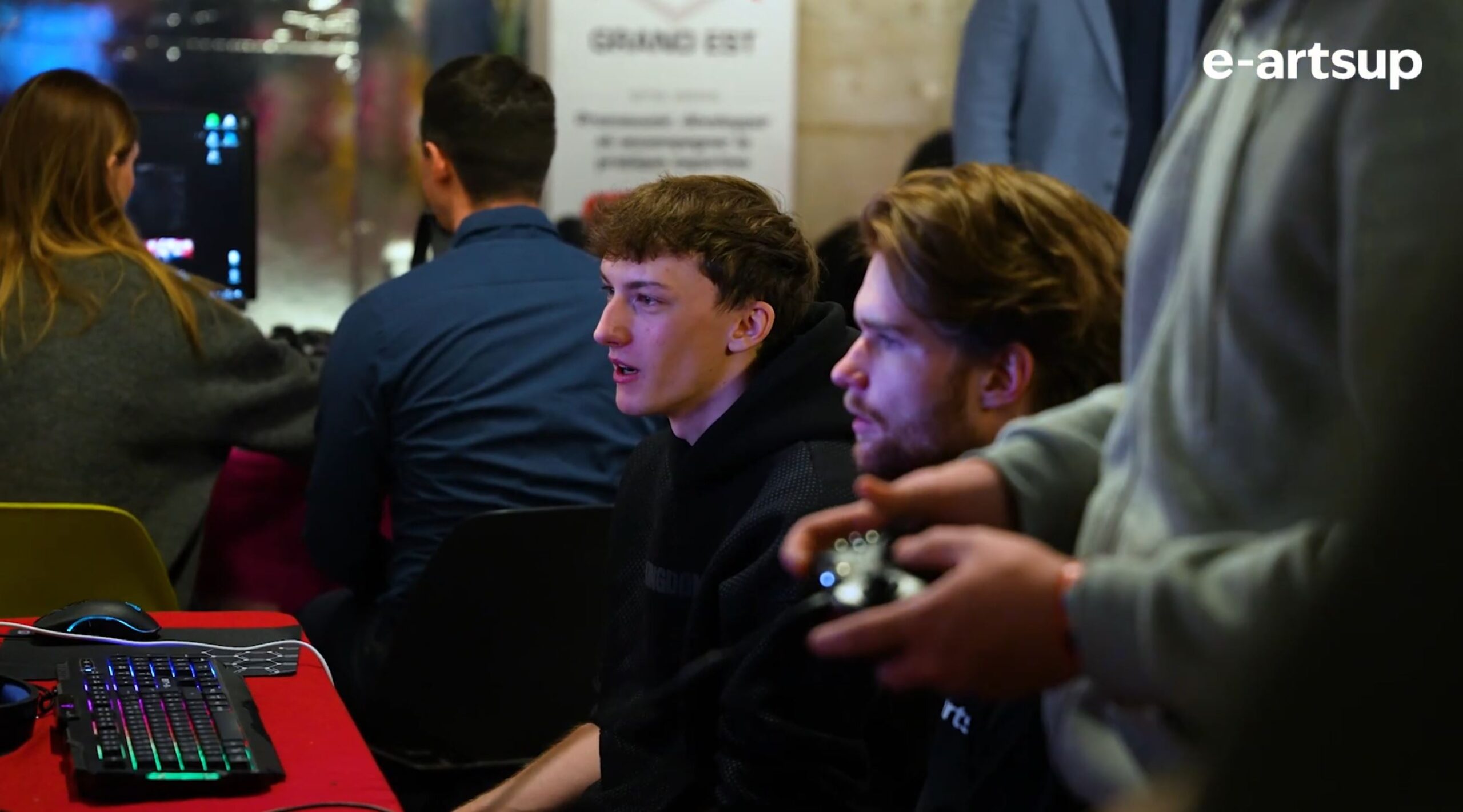 étudiants qui testent des jeux vidéos pour les esport days