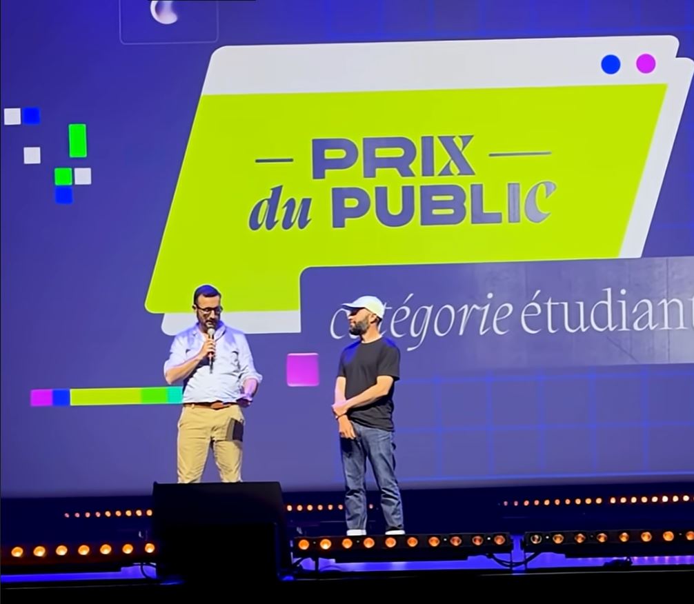 2 personnes sur scène pour le Prix du public, catégorie étudiante lors du Motion Motion 2025
