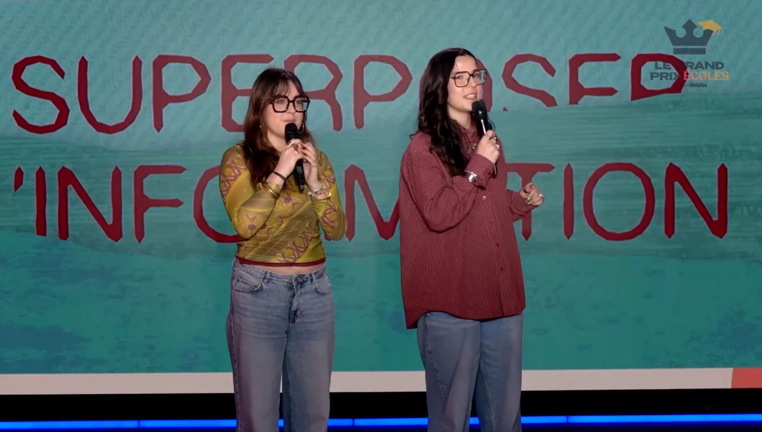 étudiantes nantaises parlant sur scène devant un fond coloré