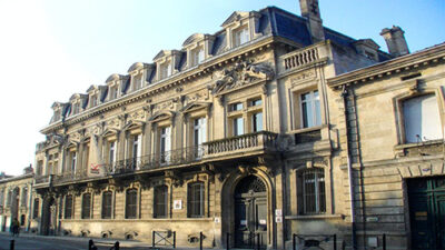 Façade historique du campus e-artsup Bordeaux située dans un bâtiment architectural bordelais
