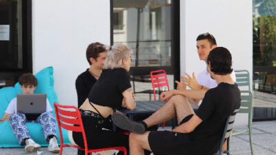 Groupe d’étudiants discutant en extérieur sur la terrasse du campus e-artsup Lyon