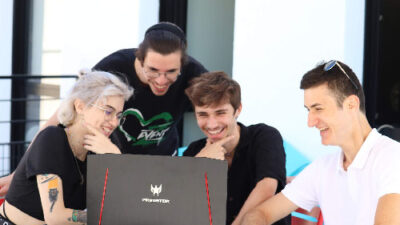 Étudiants réunis autour d’un ordinateur portable sur la terrasse du campus e-artsup Lyon