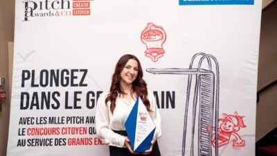 Étudiante présentant un projet lors d'un salon