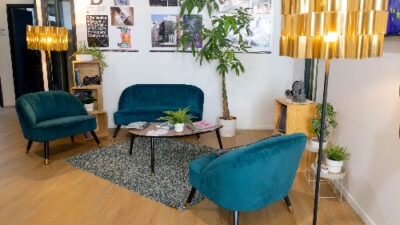 Salon aménagé avec fauteuils bleus et décoration design au sein du campus e-artsup