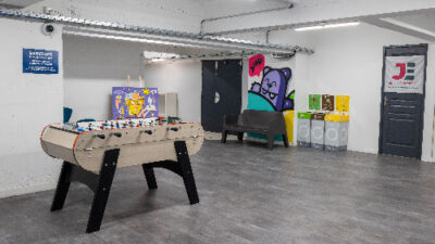 Espace détente du campus avec baby-foot, décoration colorée et coin lounge